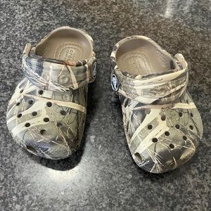 Camouflage crocs - size 4